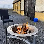 Autentisk Gard Taet Pa Vandet Pa Samso Ballen (Samso)