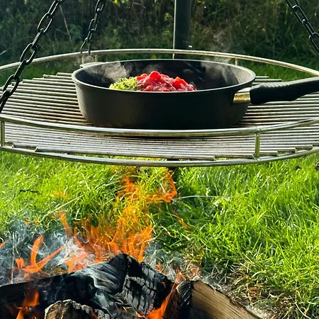 Autentisk Gard Taet Pa Vandet Pa Samso Ferienhaus *