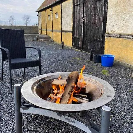 Autentisk Gard Taet Pa Vandet Pa Samso Ballen (Samso)