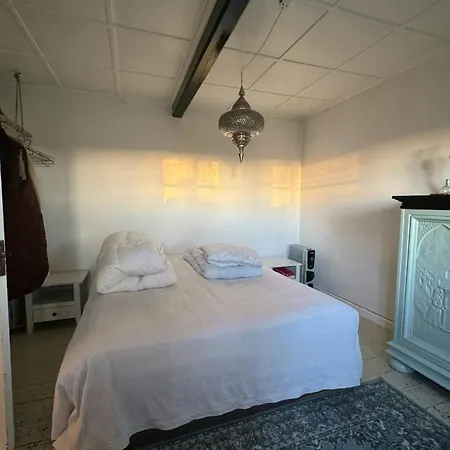 Feriehus Autentisk Gard Taet Pa Vandet Pa Samso *