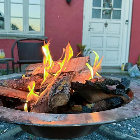 Feriehus Autentisk Gard Taet Pa Vandet Pa Samso *