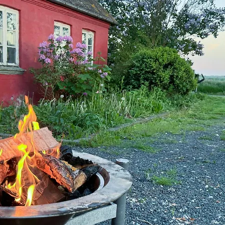 Autentisk Gard Taet Pa Vandet Pa Samso *